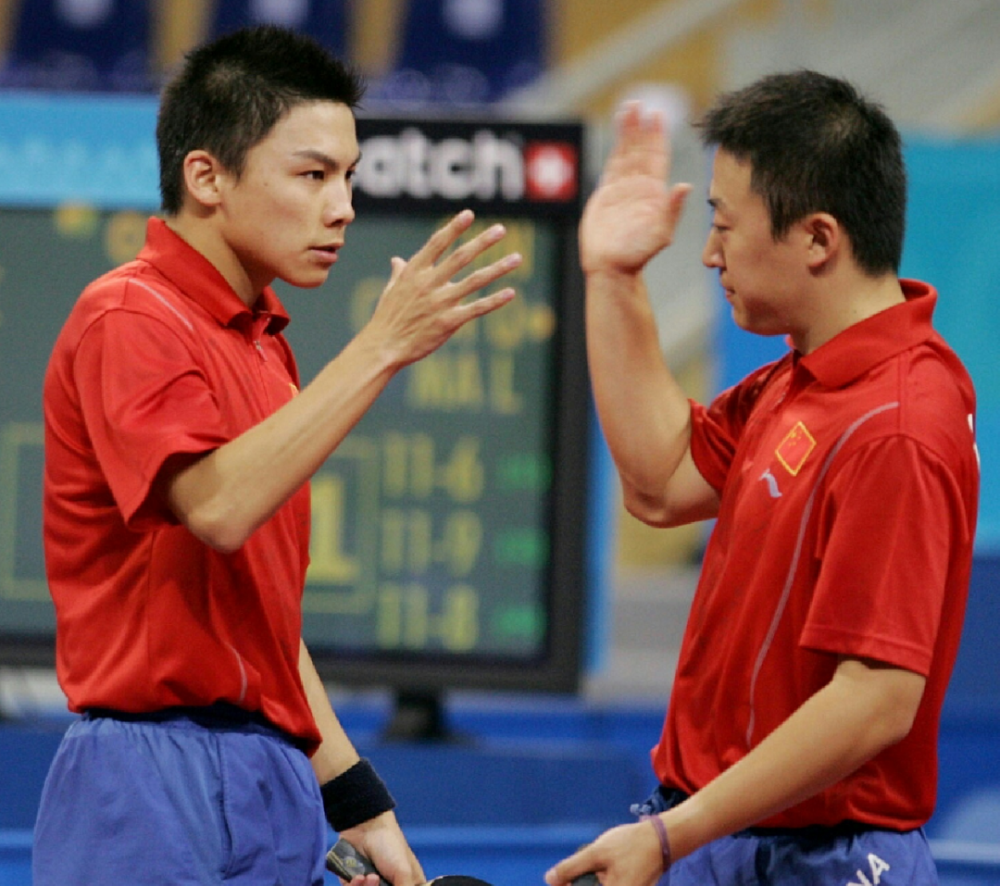当时原本跟王励勤配合双打的闫森,突然遭遇意外手臂骨折,虽然等到比赛