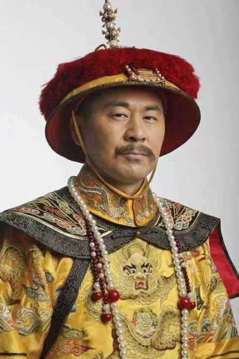 甄嬛传演员陈建斌新剧照踩拖鞋捧粉水杯与昔日皇帝形象反差巨大