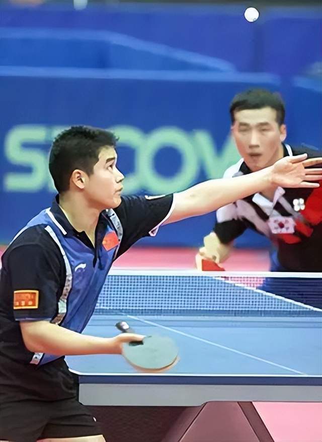 2001年大阪世乒赛上,刘国正与金泽洙的经典之战(图源网络)那时,他站在