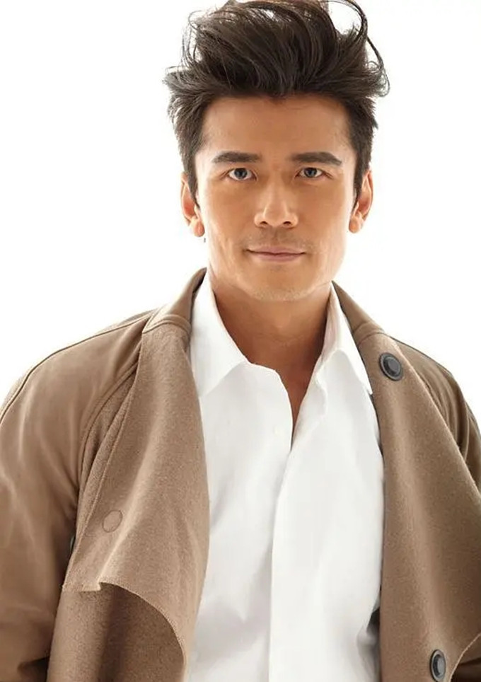 唐文龙在家走秀引争议包装袋当衣服上半身缠满塑料带太独特