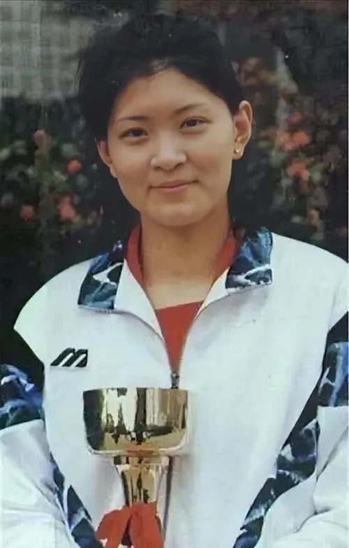 王怡渐渐骄傲起来,不仅对练球不再像以前一样勤奋刻苦,还多次直接顶撞