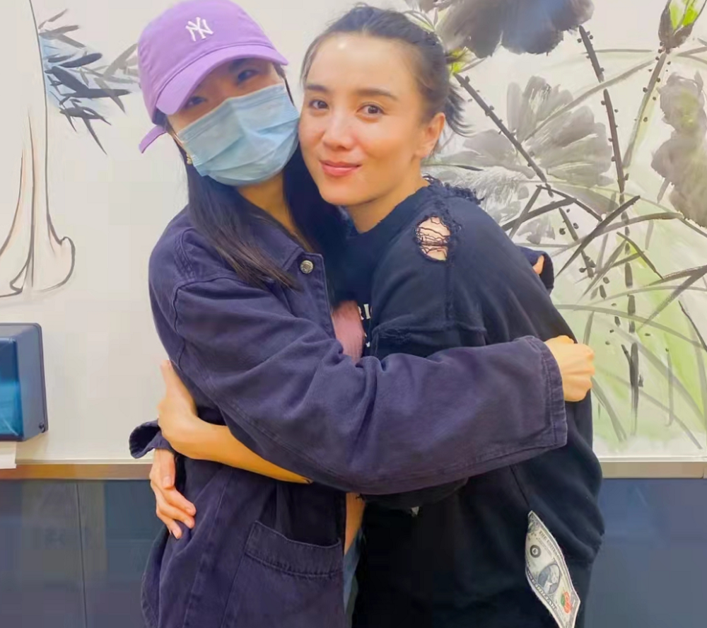 网友晒与宋佳合影,称其瘦瘦小小惹人怜爱,还大赞她亲和没架子_腾讯