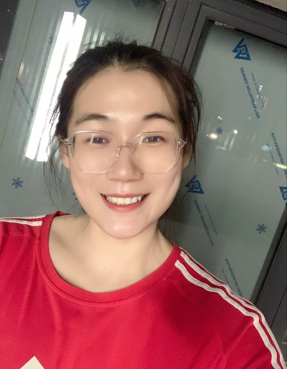 王云蕗晒自拍,从小到大没变样,发型都一致,女排联赛值得期待_腾讯新闻