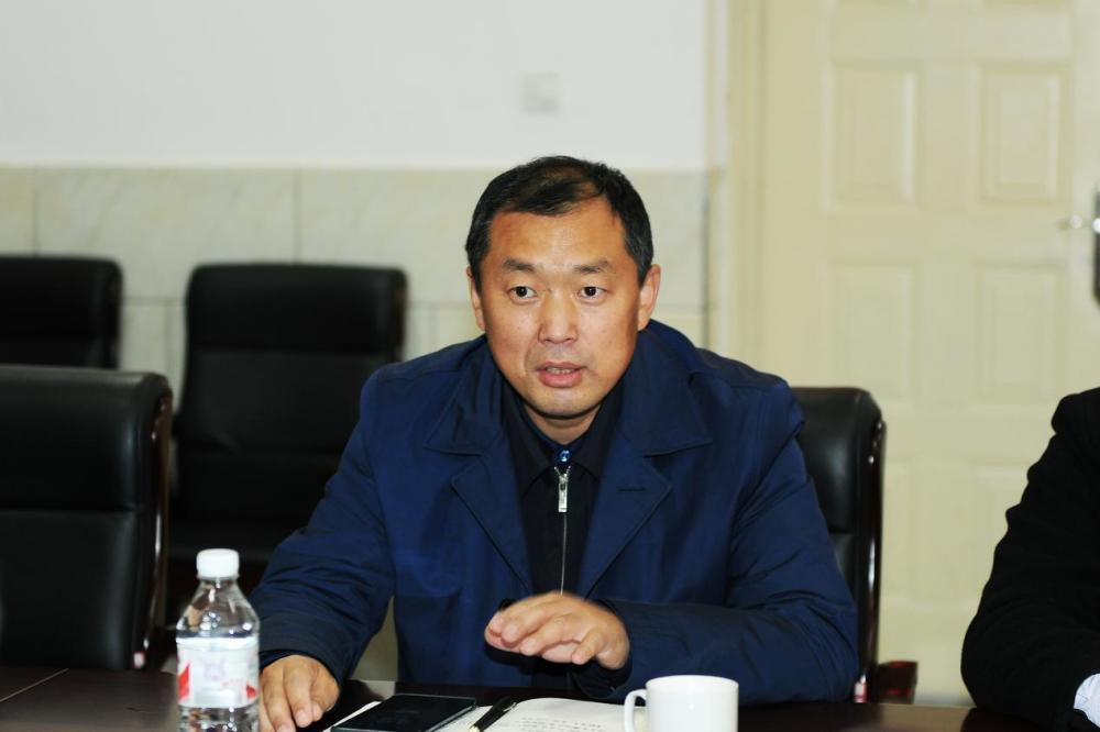 崔振宇代表学校对龙井市委市政府工作专班到校服务表示热烈欢迎和感谢