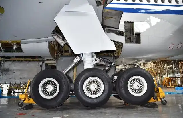 飞机轮胎是实心的还是充气的?-腾讯新闻