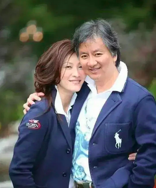 而她的老公钟家鸿不知道劳累过度还是怎么着,结婚十六年头发全白了