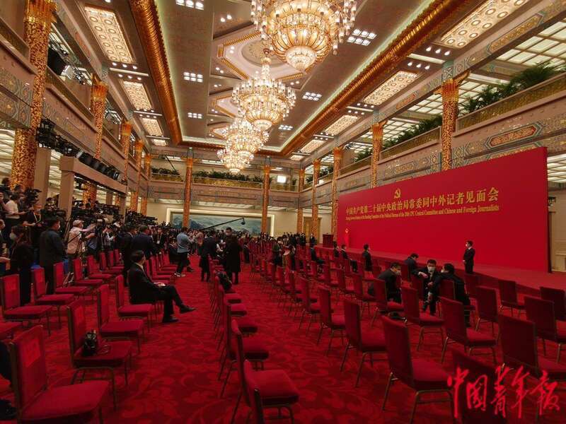 中央政治局常委记者见面会首次在金色大厅举行