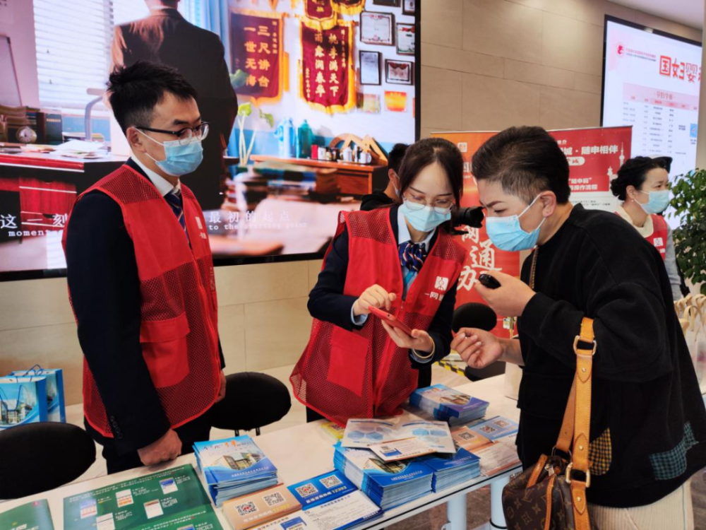 "一网通办"logo的宣传品之外,还在院内现场引导群众扫"随申码"就医