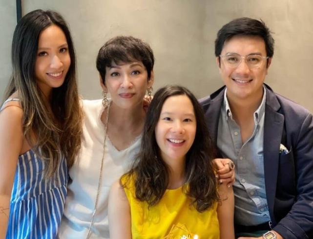 周润发前妻63岁生日,荣升外婆后首晒全家福,一家五口颜值高-腾讯新闻