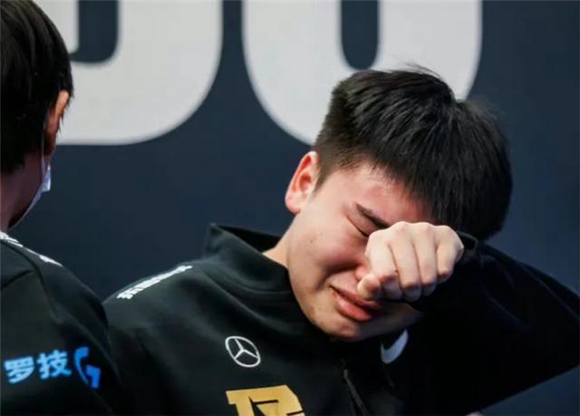 他也是s12 msi的fmvp选手,没想到跟uzi一样现场落泪