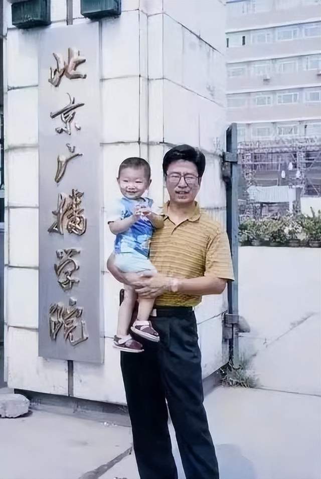 央视名嘴白岩松的儿子白清扬,放养出来的学霸,现成国外当红主播