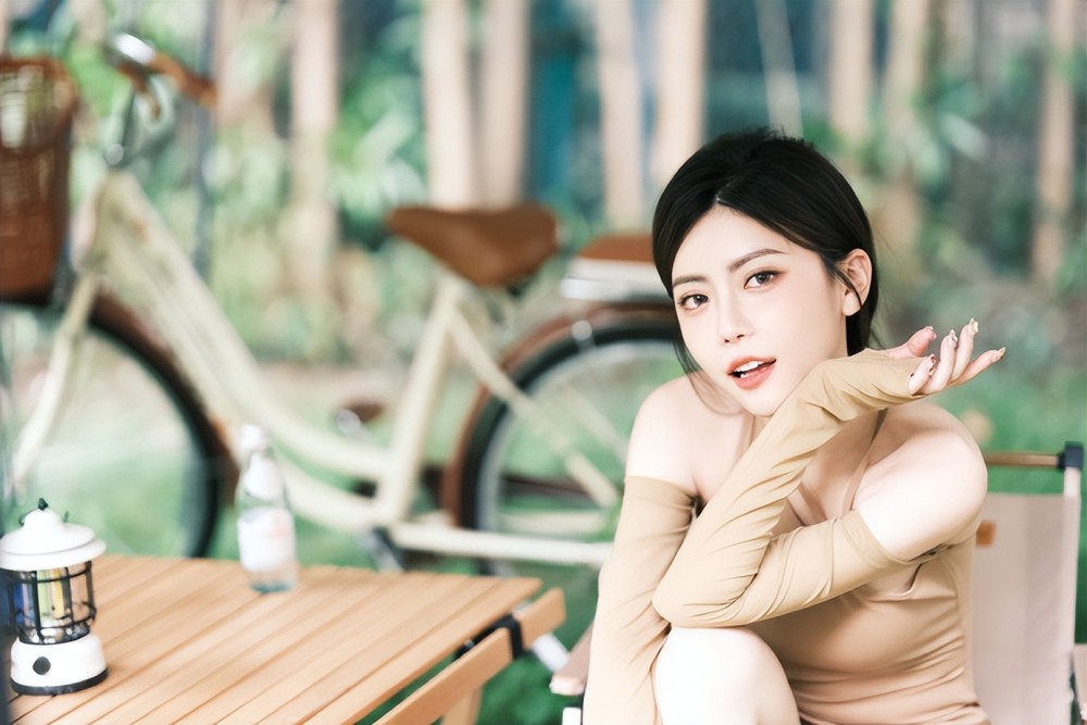 周淑怡走起性感路线!晒出露肩抹胸礼服,1米2的长腿很纤细_腾讯新闻