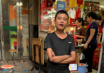 的陈金陵便跟随叔叔来到深圳,在城市最大的电子产品商业街华强北打工