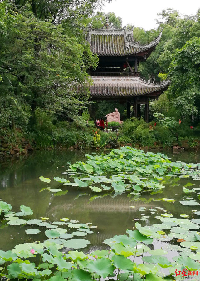 蘇軾,蘇轍的故居,是蜀中久負盛名的名人祠堂和古典園林