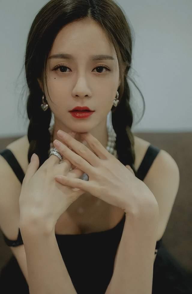 女明星的两副面孔,离开滤镜后,黑眼圈黄皮肤一览无余