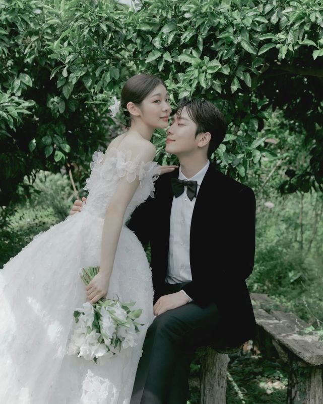 今年7月,金妍儿官宣将与高祐琳于10月结婚,两人在2018年的滑冰冰上