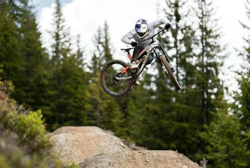 速降大神法比奥,骑的是"山地自行车"这种是极限运动,波加查骑的,叫"