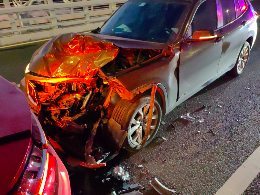 未保持安全车距 酿成追尾事故