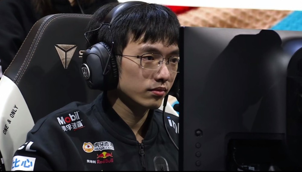 五场比赛中edg下路对线都没打过,与此同时,edg上单圣枪哥的表现也被