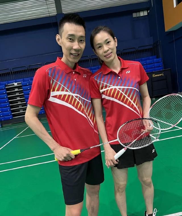 一眨眼,李宗伟已经从病痛中走出来2年多了,现在的他瘦到脱相,体重连