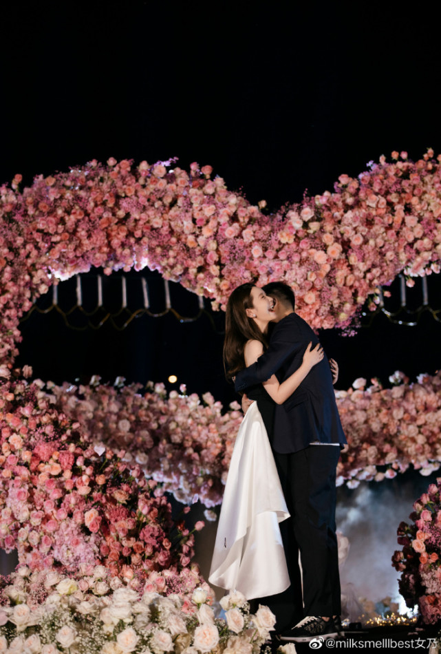 张大奕宣布与男友订婚现场极尽奢华美如画男方年轻帅气