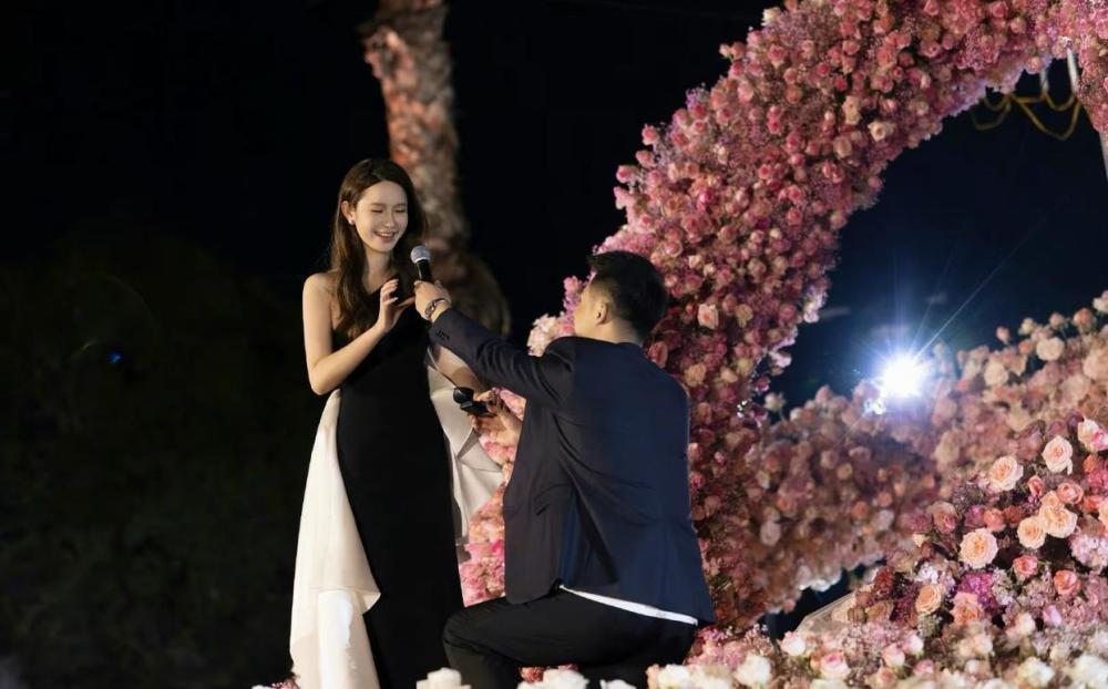 恭喜张大奕官宣与男友订婚求婚现场曝光好浪漫男方家境优渥