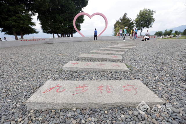 大理洱海生态廊道成为爱情表白地傍晚,红霞满天,磻溪村s弯吸引着一批