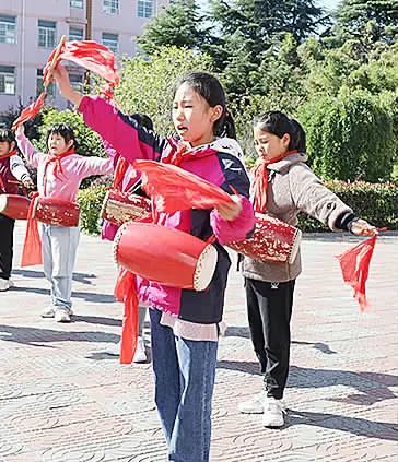 嘶马小学"小红花"艺术团,成立于上世纪60年代,曾为扬州艺校,相关剧团