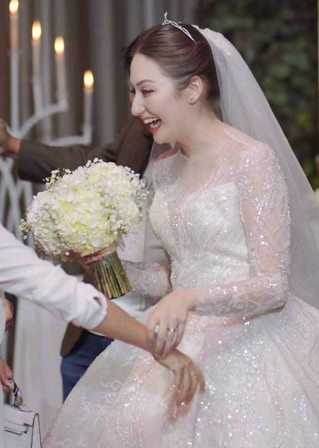 欧阳娜娜干爹再婚40岁tae晒婚礼现场照幸福洋溢曾被赞为泰国林志颖