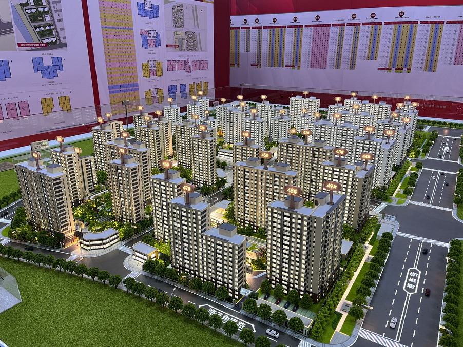 "在海子角村,辛店村棚户区改造项目的拆迁服务区,刚刚将老平房交出去