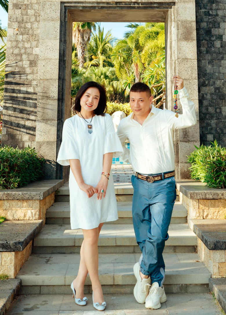 歌手白雪,28岁结婚,离异后再爱小8岁男友,如今生活幸福事业旺_腾讯