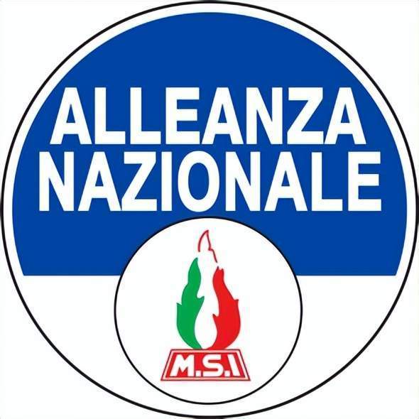 比右翼更右,意大利"勒庞"的登顶之路|一撇一捺