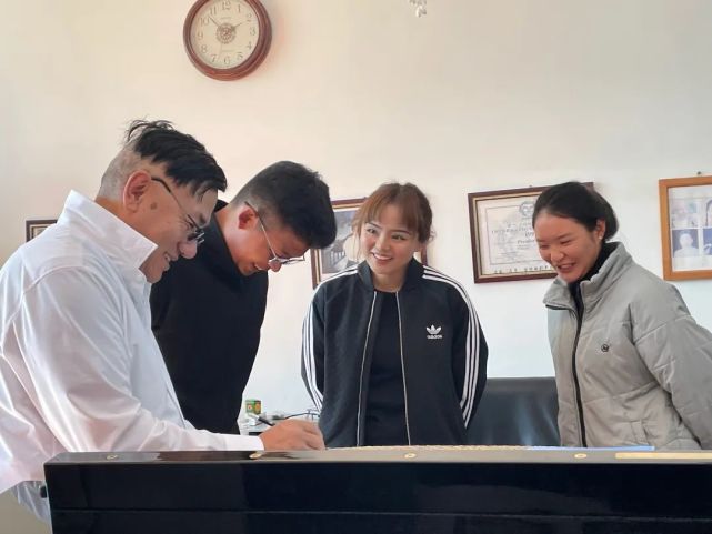 巴桑罗布:脱颖而出的声乐"小将"_腾讯新闻