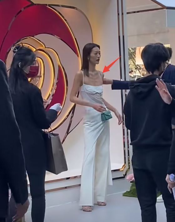 仔细看会发现,刘雯已经瘦成皮包骨了,胸口能够明显看到排骨,由于没有