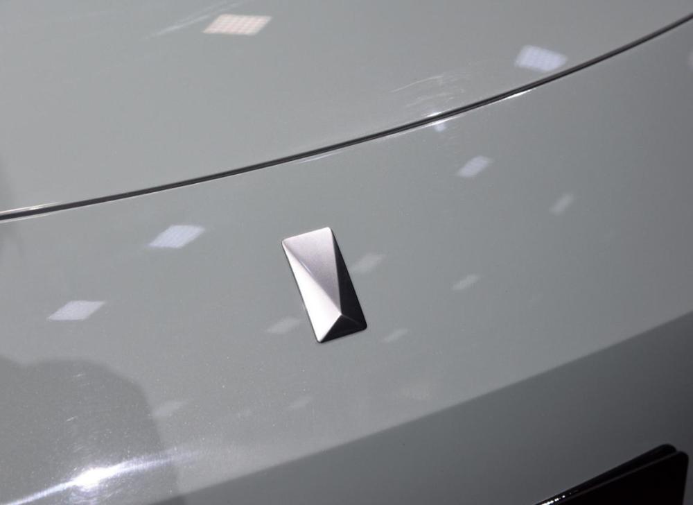 商场偶遇长安"小卡宴",无框门,赛车椅,车标挺精致_腾讯新闻