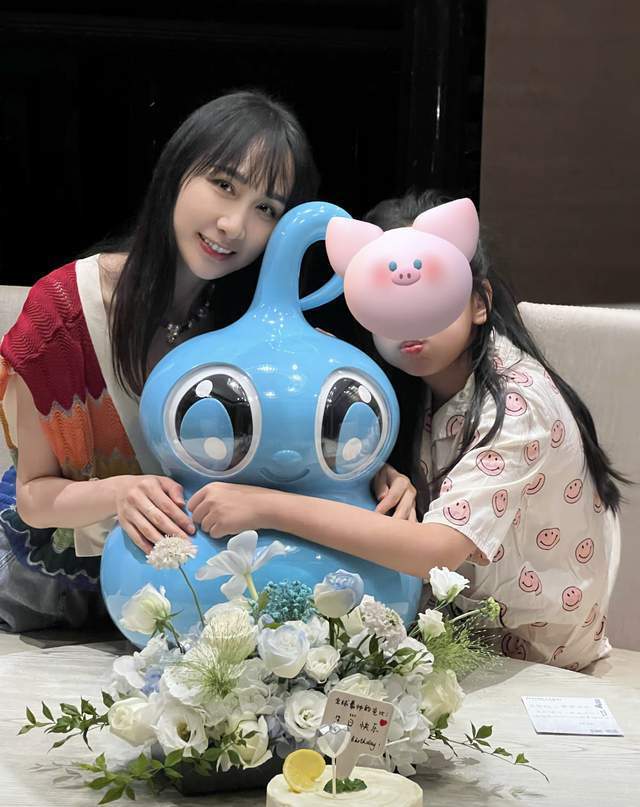 翟煦飞经常和女儿一起穿母女装,"小北北"的身高早已超过了妈妈的肩膀.