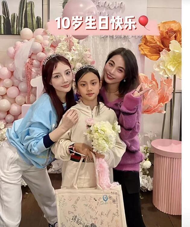 10月24日有网友晒出了甜馨10岁生日会的现场照,照片中能够看到周围的