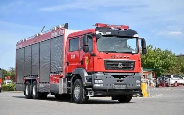 gf30多功能制氮灭火消防车,气体 干粉 三相射流灭火_腾讯新闻