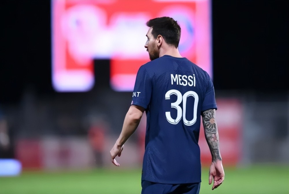 大巴黎做出争议决定,梅西很意外,球迷:摆明了欺负老实人_腾讯新闻