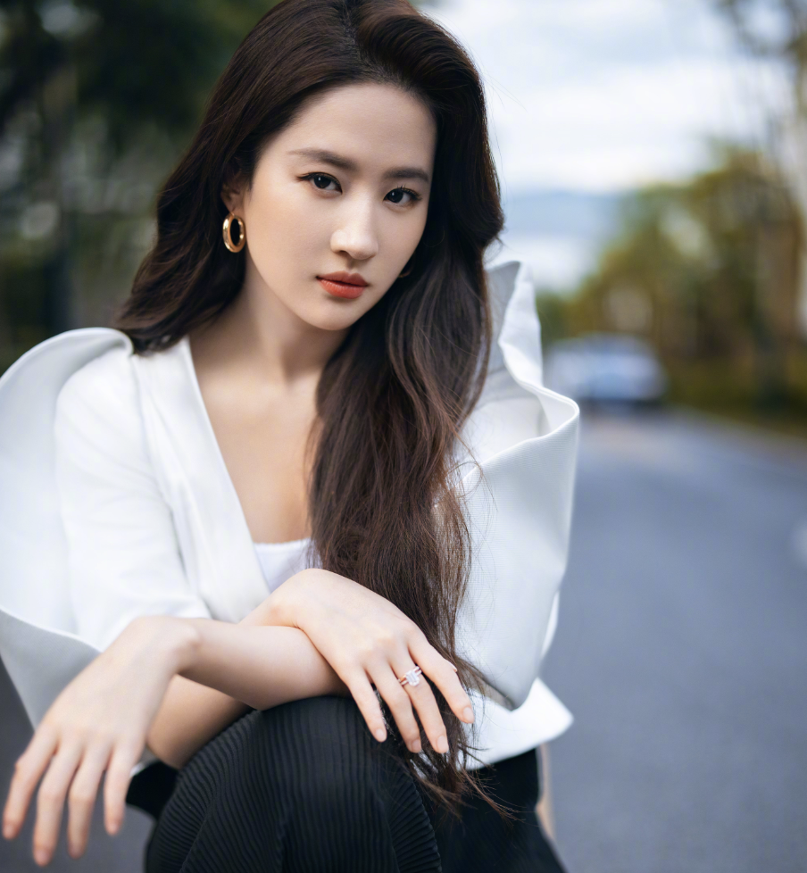 刘亦菲晒新照,白西装干练如霸总,花朵礼裙慵懒贵气,网友:发量太绝了