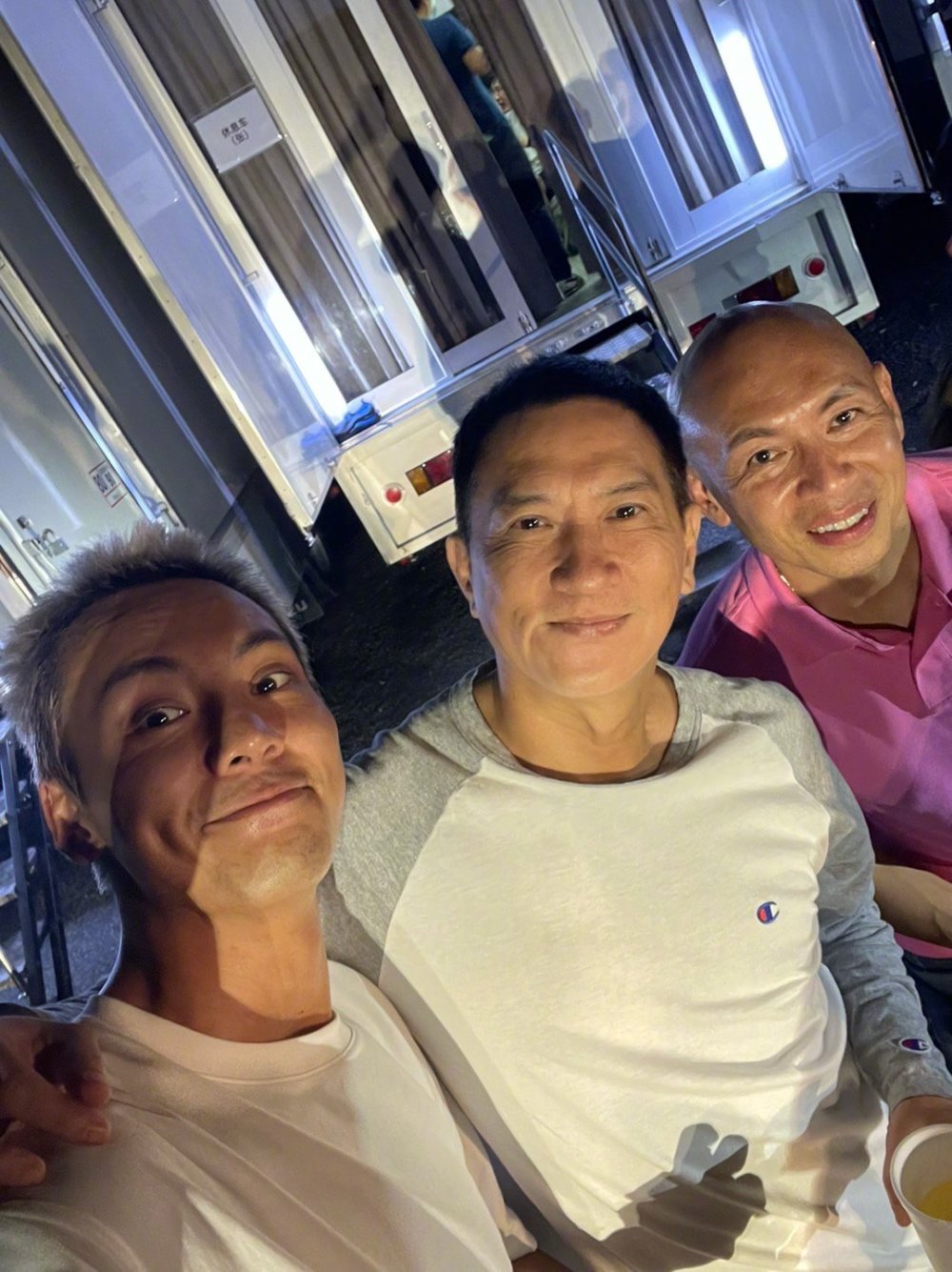 爆裂点杀青陈伟霆晒合照称张家辉是梦想的对手