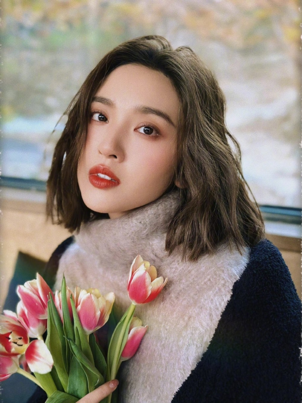 真的很久不见长发唐艺昕了,这样看上去好有辨识度,真的不论什么发型都