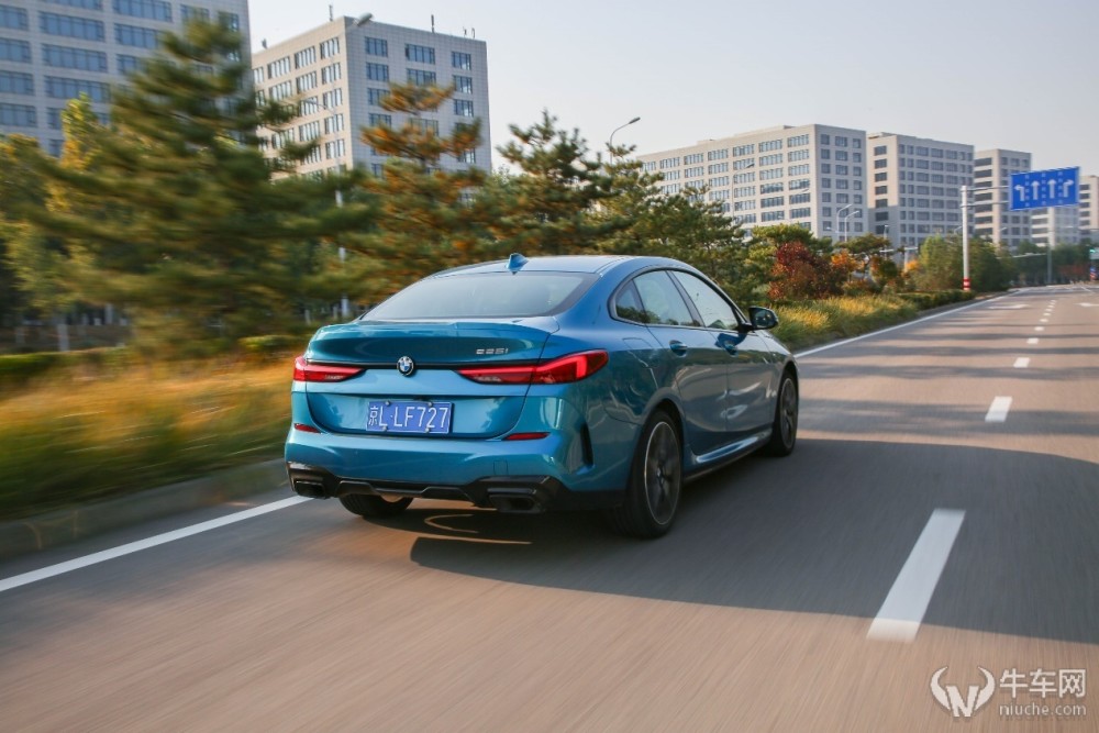试驾宝马225i 四门轿跑车_腾讯新闻