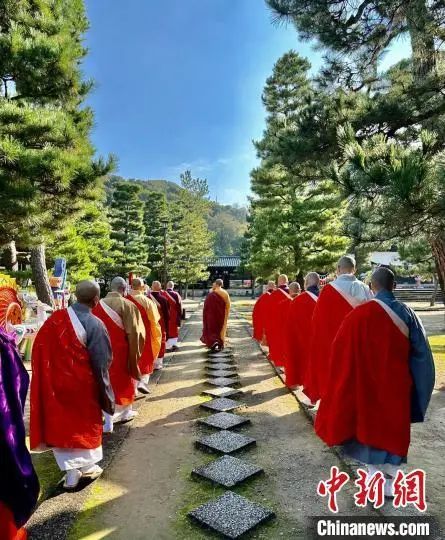 京都宇治黃檗山萬福寺僧團禮請古黃檗住持定明法師一行入山.