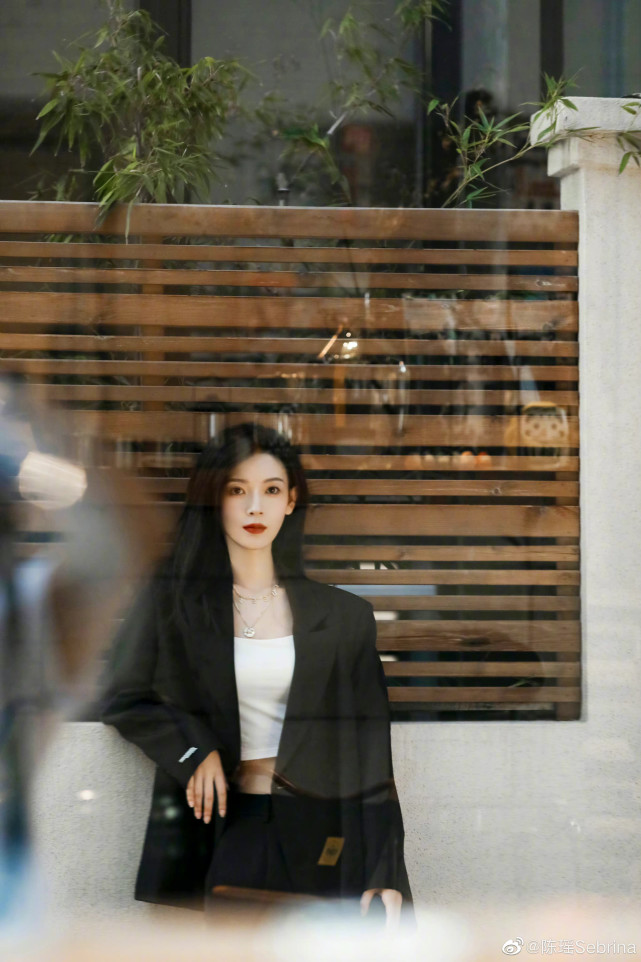 10月25日,唐人影视官方微博发布告知书,称陈瑶与公司合约期满,经双方