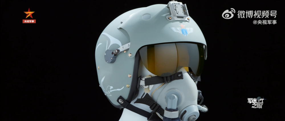 【tk-10】tk-2头盔自生产以来就一直在接受不断地改良更新,并派生出了