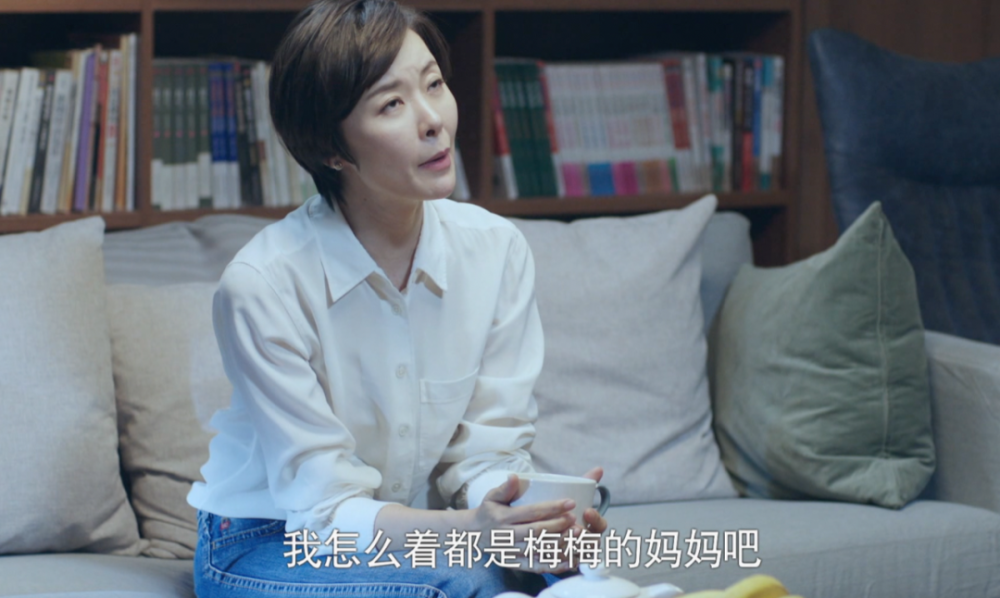 江晓琪还正埋怨秦宇宁打扰自己休息时,王子桥也捧着一束花和一盒面膜