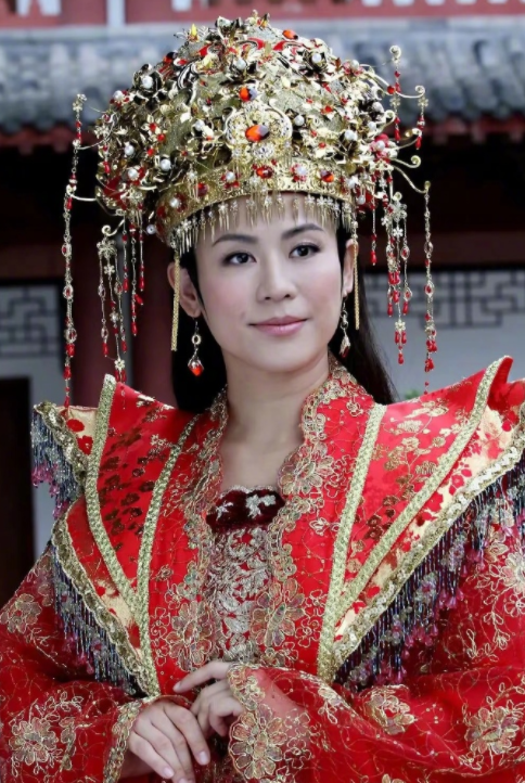 王宝钏挖野菜梗爆红,主演宣萱发文回应:希望女生们不要迷失自我