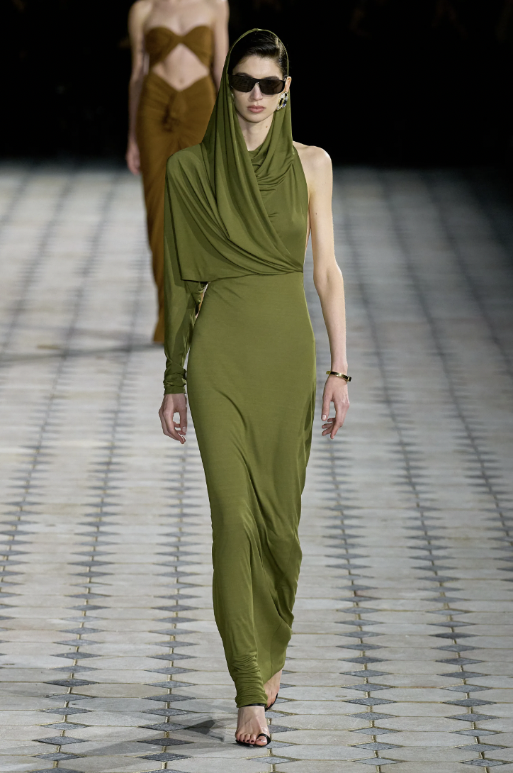 秀于夜色中的埃菲尔铁塔下展开,此次女装系列灵感来自于舞蹈家 martha