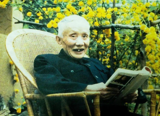 1941年10月,朱光潜陪同路过的朱自清游览了乐山大佛,蛮洞,当晚主菜是